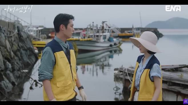 육하리(신예은 분)를 따라 방문 진료를 간 현치연(홍민기 분). 유튜브 채널 'ENA DRAMA' 영상 캡처