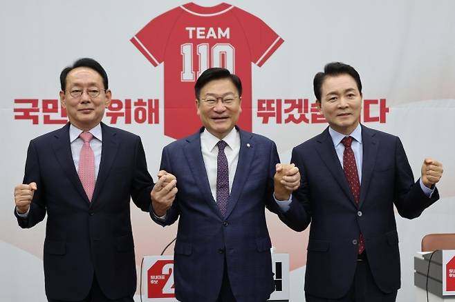 손 맞잡은 김도읍-정점식-성일종 후보 - 국민의힘 차기 원내대표 선거에 출마한 김도읍(왼쪽부터), 정점식, 성일종 의원이 10일 서울 여의도 국회에서 열린 원내대표 선출 선거 의원총회에서 함께 손을 맞잡고 있다. 연합뉴스