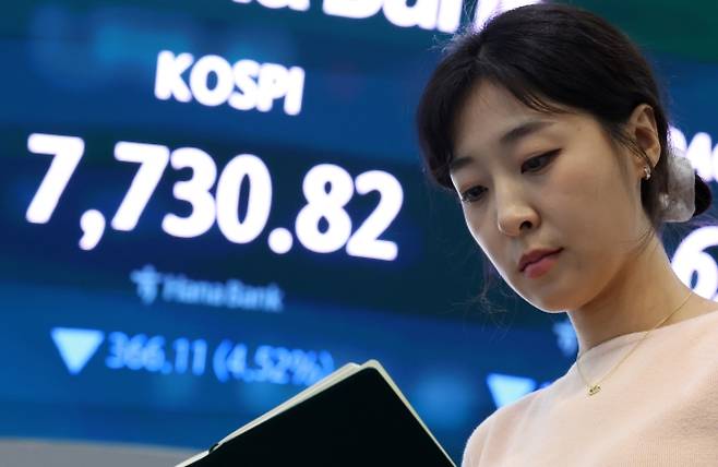 코스피, 4.52% 하락한 7730.82 마감 - 10일 서울 중구 하나은행 본점 딜링룸 전광판에 종가가 나오고 있다. 2026.6.10 뉴스1
