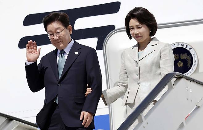 G7 정상회의 참석차 유럽 순방 일정에 나선 이재명 대통령과 김혜경 여사가 9일(현지시간) 벨기에 멜스브루크 군공항에 도착해 환영객들에게 인사하고 있다. 뉴스1