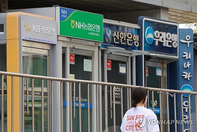 10일 금융권 집계를 보면 KB국민·신한·하나·우리·NH농협의 개인 마이너스통장 사용액은 이달 8일 기준 42조 9516억원에 이른다. 연합뉴스
