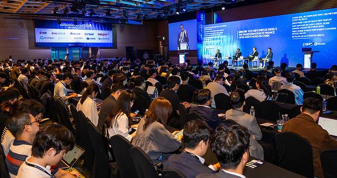 홍기훈(왼쪽부터) 토스인사이트 연구소장, 비브 디와카르 칸톤파운데이션 총괄, 존 케이힐 갤럭시디지털 아시아 COO, CK 옹 SBI디지털마켓츠 CEO가 4일 서울 여의도 FKI타워에서 열린 비트코인서울 2026(BitcoinSeoul 2026)에서 ‘금융의 전환: 자산은 어떻게 온체인으로 이동하는가’에 대해 패널토론하고 있다. 조태형 기자 2026.6.4
