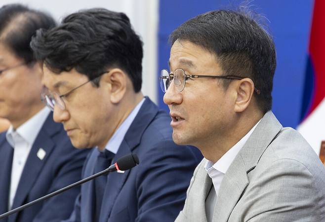 한병도 더불어민주당 원내대표(맨 오른쪽)가 10일 국회에서 열린 선거제도 개혁TF 1차 회의에서 중앙선거관리위원회 개혁 관련 발언을 하고 있다. ⓒ연합뉴스