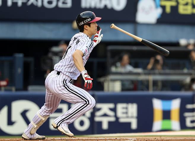 LG 트윈스 구본혁이 9일 서울 잠실야구장에서 열린 SSG 랜더스와 2026 신한 SOL KBO리그 홈경기에서 2회말 적시타를 날리고 있다. /사진=뉴시스