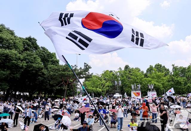 잠실 봉쇄 시위를 이어가는 시민들. /사진=뉴스1 제공