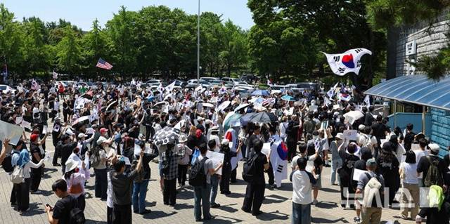 엿새째 이어지고 있는 잠실 봉쇄 시위. /사진=뉴시스 제공