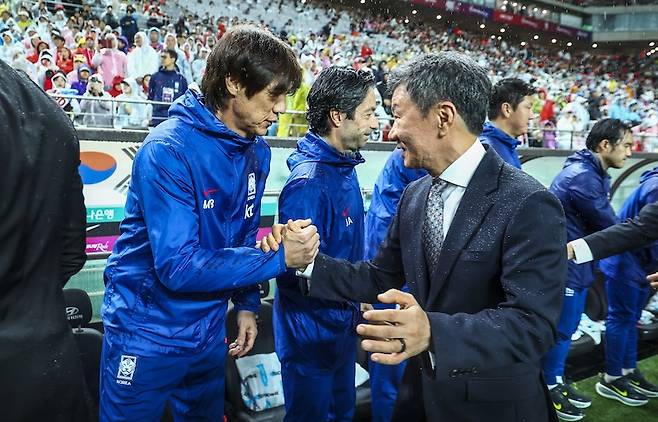 지난해 10월 10일 열린 남자 축구 국가대표 10월 A매치 친선전 대한민국과 브라질의 경기에 앞서 홍명보 감독과 정몽규 대한축구협회장이 악수하고 있다.[사진 | 뉴시스]