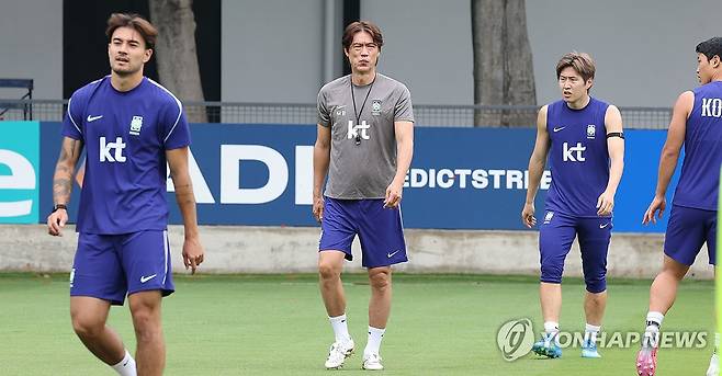 훈련 지켜보는 홍명보 감독 (사포판[멕시코 할리스코주]=연합뉴스) 최재구 기자 = 2026 북중미 월드컵에 출전하는 한국 축구 국가대표팀의 홍명보 감독이 8일(현지시간) 멕시코 과달라하라 인근 사포판의 치바스 바예 베르데에서 훈련하는 선수들을 지켜보고 있다.  2026.6.9 jjaeck9@yna.co.kr