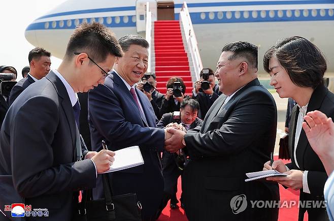 방북 일정 마치고 귀국하는 시진핑 (평양 조선중앙통신=연합뉴스) 김정은 국무위원장의 초청으로 북한을 국빈 방문했던 시진핑 중국 국가주석과 부인 펑리위안 여사가 1박2일간의 일정을 마치고 지난 9일 오후 전용기로 평양을 출발했다고 조선중앙통신이 10일 보도했다. 평양 국제비행장에서 김 위원장과 부인 리설주 여사가 환송했다. 2026.6.10 
    [국내에서만 사용가능. 재배포 금지. For Use Only in the Republic of Korea. No Redistribution] nkphoto@yna.co.kr