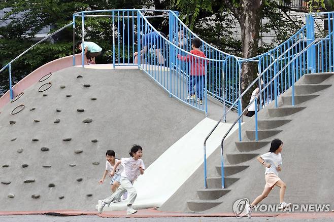 도쿄 놀이터에서 뛰노는 아이들 [EPA=연합뉴스 자료사진. 재판매 및 DB 금지]
