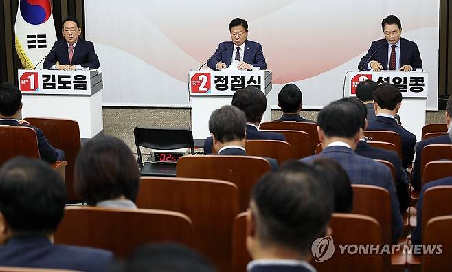 국민의힘 원내대표 선출 의원총회 (서울=연합뉴스) 이동해 기자 = 국민의힘 원내대표 선거에 출마한 후보들이 10일 국회에서 열린 원내대표 선출 선거 의원총회에서 정견 발표를 하고 있다. 왼쪽부터 김도읍, 정점식, 성일종 의원. 2026.6.10 eastsea@yna.co.kr