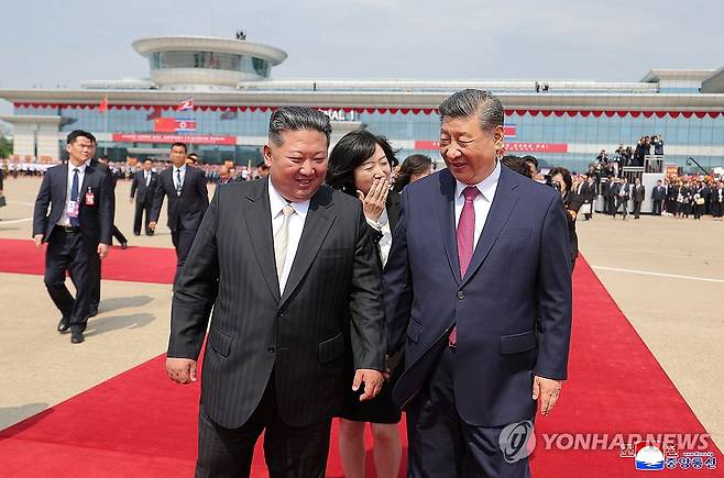 방북 일정 마치고 귀국하는 시진핑 (평양 조선중앙통신=연합뉴스) 김정은 국무위원장의 초청으로 북한을 국빈 방문했던 시진핑 중국 국가주석과 부인 펑리위안 여사가 1박2일간의 일정을 마치고 지난 9일 오후 전용기로 평양을 출발했다고 조선중앙통신이 10일 보도했다. 평양 국제비행장에서 김 위원장과 부인 리설주 여사가 환송했다. 2026.6.10 
    [국내에서만 사용가능. 재배포 금지. For Use Only in the Republic of Korea. No Redistribution] nkphoto@yna.co.kr