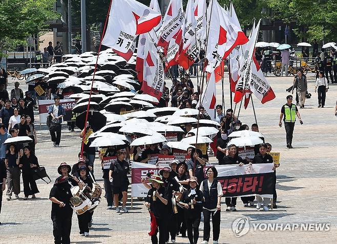 길게 늘어선 카카오 노조 우산 행렬 (성남=연합뉴스) 홍기원 기자 = 부분 파업에 들어간 카카오 노조원들이 10일 경기도 성남시 카카오 판교 아지트에서 유스페이스 광장까지 행진하고 있다. 2026.6.10 xanadu@yna.co.kr