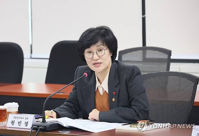 성평등가족부, 고용평등임금공시제 노동계 의견수렴 위한 간담회 (서울=연합뉴스) 원민경 성평등가족부장관이 6일 서울 종로구 정부서울청사에서 열린 고용평등임금공시제 노동계 의견수렴을 위한 간담회에서 관계자들과 의견을 나누고 있다. 2026.1.6 [성평등가족부 제공. 재판매 및 DB 금지] photo@yna.co.kr