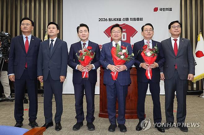 국민의힘 신임 원내대표에 정점식 의원 (서울=연합뉴스) 이동해 기자 = 결선투표 끝에 당선된 국민의힘 신임 정점식 원내대표(왼쪽 네 번째)가 10일 국회에서 열린 원내대표 선출을 위한 의원 총회에서 기념 촬영을 하고 있다.
    (왼쪽부터) 유상범 원내대표 선거관리위원장, 장동혁 대표, 성일종 의원, 정 원내대표, 김도읍 의원, 송언석 전 원내대표. 2026.6.10 [공동취재] eastsea@yna.co.kr