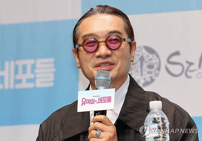 '유미의 세포들' 뮤지컬 연출 맡은 양정웅 (서울=연합뉴스) 이재희 기자 = 10일 서울 광진구 1975씨어터에서 열린 뮤지컬 '유미의 세포들' 제작발표회에서 양정웅 감독이 질문에 답하고 있다. 이 공연은 6월 30일부터 예술의전당에서 열린다. 2026.6.10 scape@yna.co.kr