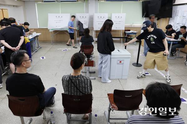 제9회 지방선거일인 3일 인천 미추홀구  주안4동 행정복지센터 주차장에 마련된 제2투표소에서 유권자들이 투표하고 있다. 2026.6.3 /김용국기자 yong@kyeongin.com