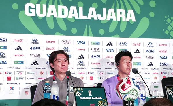 2026 FIFA(국제축구연맹) 북중미 월드컵에 출전하는 한국 축구 국가대표팀 홍명보 감독(왼쪽)과 손흥민이 10일(현지시간) 멕시코 과달라하라의 과달라하라 스타디움에서 열린 공식 기자회견에서 취재진의 질문을 듣고있다. 2026.6.10 /과달라하라(멕시코)=이영선 기자 zero@kyeongin.com