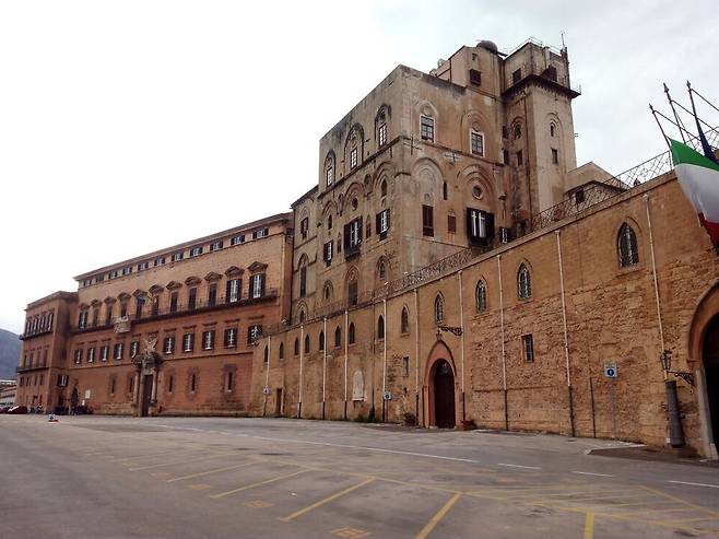 ▲ 팔레르모의 영광스러운 한 시대를 보여주는 노르만궁전(Palazzo dei Normanni).