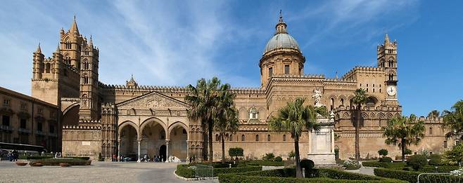 ▲ 팔레르모 대성당(Palermo Cathedral). 이 성당은 시대가 바뀔 때마다 증축과 개조가 반복되면서 고딕, 바로크, 아랍풍 요소까지 한 건물 안에 뒤섞이게 되었다.