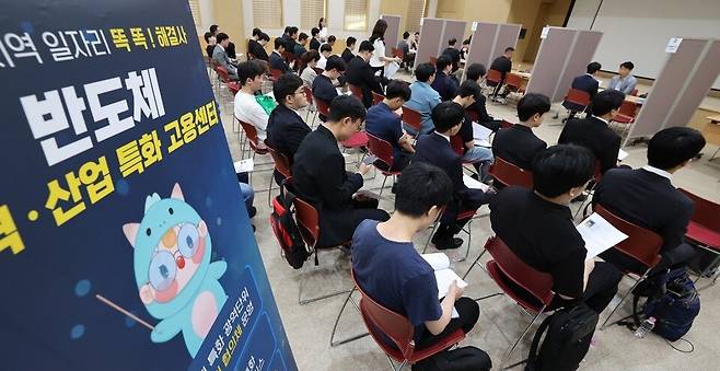 ▲ 지난 10일 오후 수원시 팔달구 선경도서관 강당에서 열린 '반도체 분야 일자리 두드림 구인·구직의 날' 행사장을 찾은 구직자들이 면접을 기다리고 있다. 이날 행사에서는 도내 반도체 관련 기업들이 참여해 구직자들과 1대1 맞춤형 면접을 진행하고 현장 채용을 했다. /김철빈 기자 narodo@incheonilbo.com