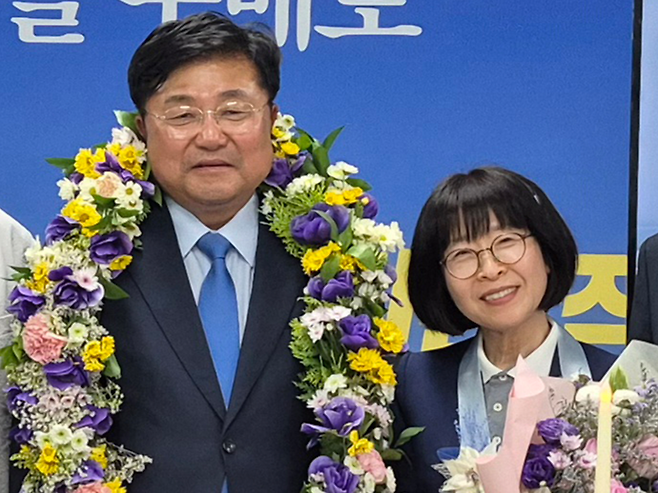 지난 4일 박관열 광주시장 당선인이 자신의 선거사무소에서 당선이 확정된 후 목에 꽃다발을 걸고 캠프 관계자들과 사진 촬영을 하고 있다. 사진=박관열당선인