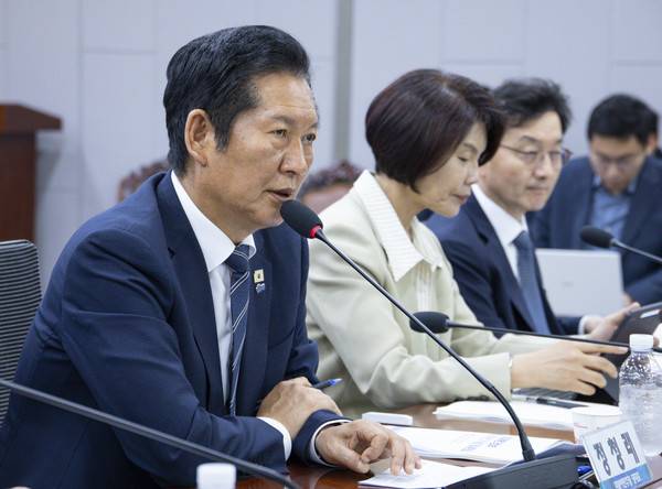 더불어민주당&nbsp;정청래&nbsp;대표가 11일 국회에서 의원회관에서 민주당 민주연구원, 정책위원회가 주최한 이재명 정부 출범 1주년 기념 토론회에서 축사하고 있다. 2026.6.11&nbsp;[사진=연합뉴스]&nbsp;