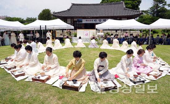 ▲ 10일 울산 중구 동헌마당에서 울산차인연합회가 마련한 제46회 울산 다향제에서 회원들이 다례시연을 펼치고 있다. 김도현기자