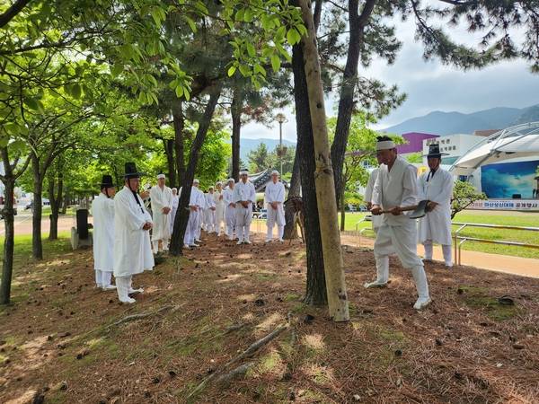 경상남도 무형유산 '마산성신대제' 공개행사가 5월 23일 창원시립마산음악관 야외무대에서 열리고 있다. 목수가 성신목을 베고 있다. /류민기 기자