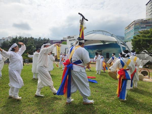 경상남도 무형유산 '마산성신대제' 공개행사가 5월 23일 창원시립마산음악관 야외무대에서 열리고 있다. 선창걸립패와 목도꾼들이 성신목을 세우고 마당놀이를 하고 있다. /류민기 기자
