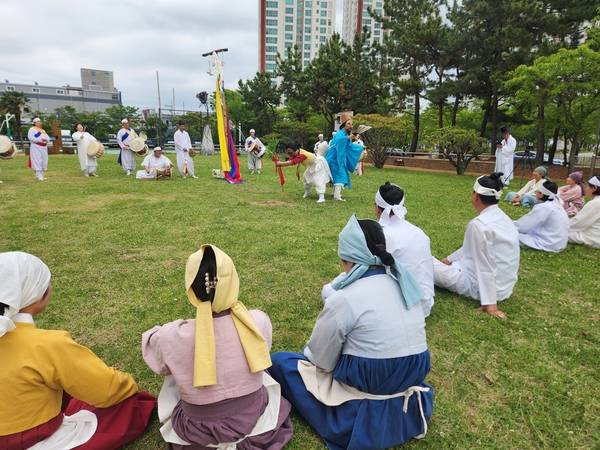 경상남도 무형유산 '마산성신대제' 공개행사가 5월 23일 창원시립마산음악관 야외무대에서 열리고 있다. 대동놀이판에서 마산오광대 탈놀이가 연희되고 있다. /류민기 기자