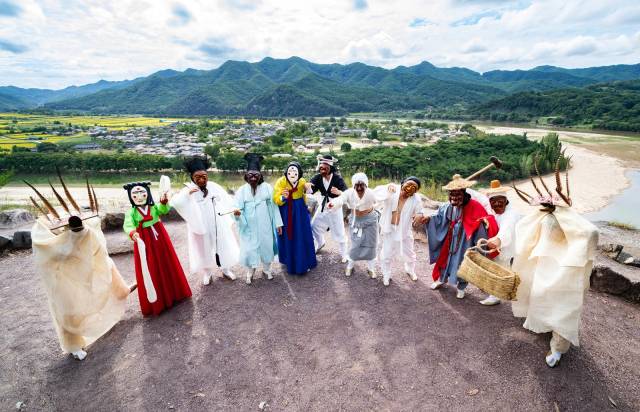 하회마을을 비롯해 안동지역 주요 관광지들이 한일 정상회담 이후 세계적 관심을 끌면서 관광객들의 발길이 줄을 잇고 있다. 안동시 제공
