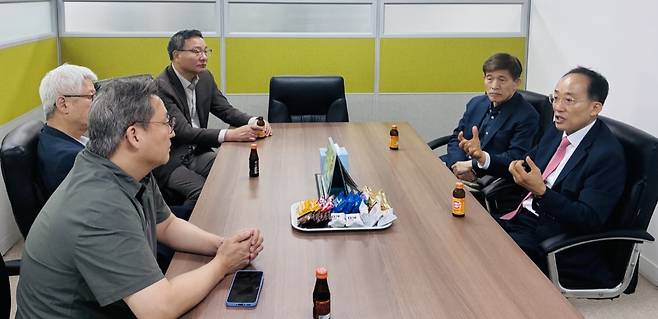 추경호 대구시장 당선인이 삼성 반도체 투자와 관련해 이야기를 하고 있다.(왼쪽 시계방향으로) 김락현 취재총괄부장, 우정구 편집인, 하중환 대구시장직 인수위원회 대변인, 심충택 정치에디터, 추경호 대구시장 당선인./ 황인무 기자