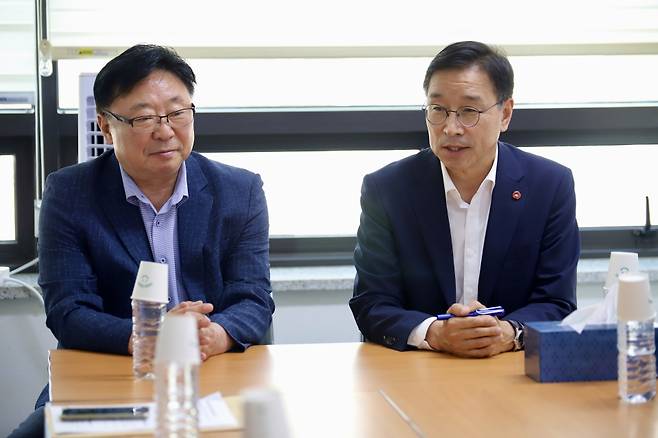 위성곤 제주도지사 당선인은 11일 강승우 제주도 개인택시조합 이사장과 면담을 갖고 '지역책임택시' 제도에 동참해 줄 것을 요청했다.