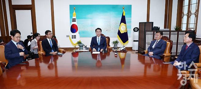 조정식 국회의장이 11일 오후 서울 여의도 국회 본관 국회의장 집무실에서 더불어민주당 한병도 원내대표, 국민의힘 정점식 원내대표와 회동에서 발언을 하고 있다. 왼쪽부터 더불어민주당 천준호 원내운영수석부대표, 한병도 원내대표, 조 국회의장, 국민의힘 정점식 원내대표, 원내운영수석부대표로 내정된 김승수 의원./ 이호형 기자 leemario@sporbiz.co.kr 2026.06.11