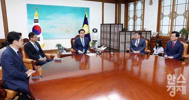 조정식 국회의장이 11일 오후 서울 여의도 국회의장 집무실에서 열린 여야 원내대표 회동에서 발언을 하고 있다. 왼쪽부터 천준호 더불어민주당 원내운영수석부대표, 한병도 원내대표, 조 국회의장, 정점식 국민의힘 원내대표, 원내운영수석부대표로 내정된 김승수 의원./ 이호형 기자 leemario@sporbiz.co.kr 2026.06.11