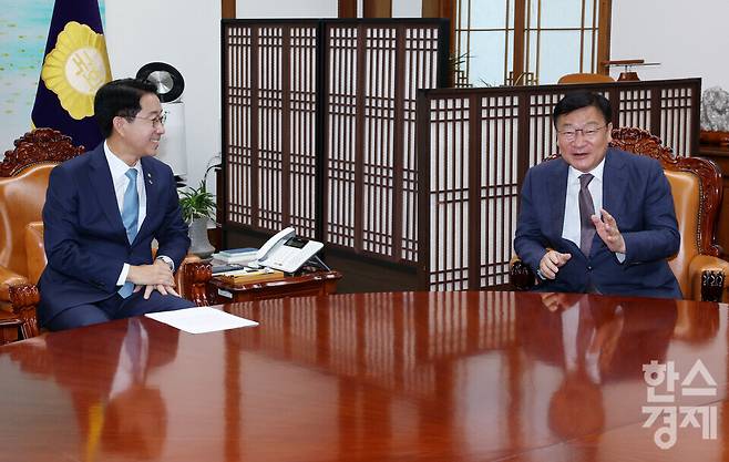 조정식 국회의장이 11일 오후 서울 여의도 국회의장 집무실에서 열린 여야 원내대표 회동에서 국민의 힘 정점식 원내대표와 얘기를 나누고 있다. / 이호형 기자 leemario@sporbiz.co.kr 2026.06.11
