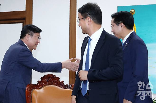 조정식 국회의장이 11일 오후 서울 여의도 국회의장 집무실에서 여야 원내대표와 회동에 앞서 국민의힘 정점식 원내대표와 인사를 나누고 있다. / 이호형 기자 leemario@sporbiz.co.kr 2026.06.11