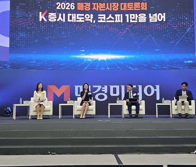 11일 서울 여의도 한국거래소 마켓스퀘어에서 열린 '2026 매경 자본시장 대토론회'에서 패널들이 한국형 토큰증권(K-STO)의 글로벌 경쟁력 확보 방안을 논의하고 있다. 왼쪽부터 이정명 법무법인 태평양 변호사, 김수민 플룸네트워크 한국 총괄, 김완성 코스콤 디지털자산사업부 부서장, 이용재 미래에셋증권 디지털자산사업본부장. /전시현 기자