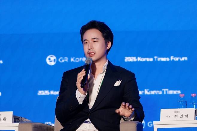 2026 코리아타임스 포럼에서 발언 중인 김익환 부회장. [제공=한세실업]