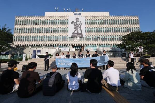 주요 대학교 총학생회가 6·3 지방선거 투표용지 부족 사태를 규탄하고 대책 마련을 촉구하는 시국선언을 진행한 10일 서울 서대문구 연세대학교에서 연세인 공동행동 및 시국선언을 발표하고 있다. 2026.6.10 연합뉴스