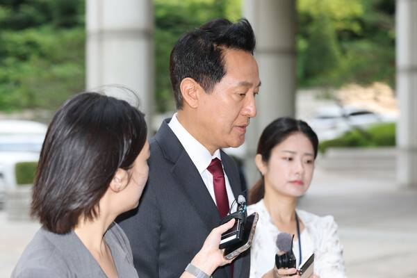 오세훈 서울시장이 10일 서울 서초구 서울중앙지방법원에서 열린 '명태균 여론조사 의혹' 사건 1심 속행 공판에 출석하고 있다. 2026.6.10. 연합뉴스