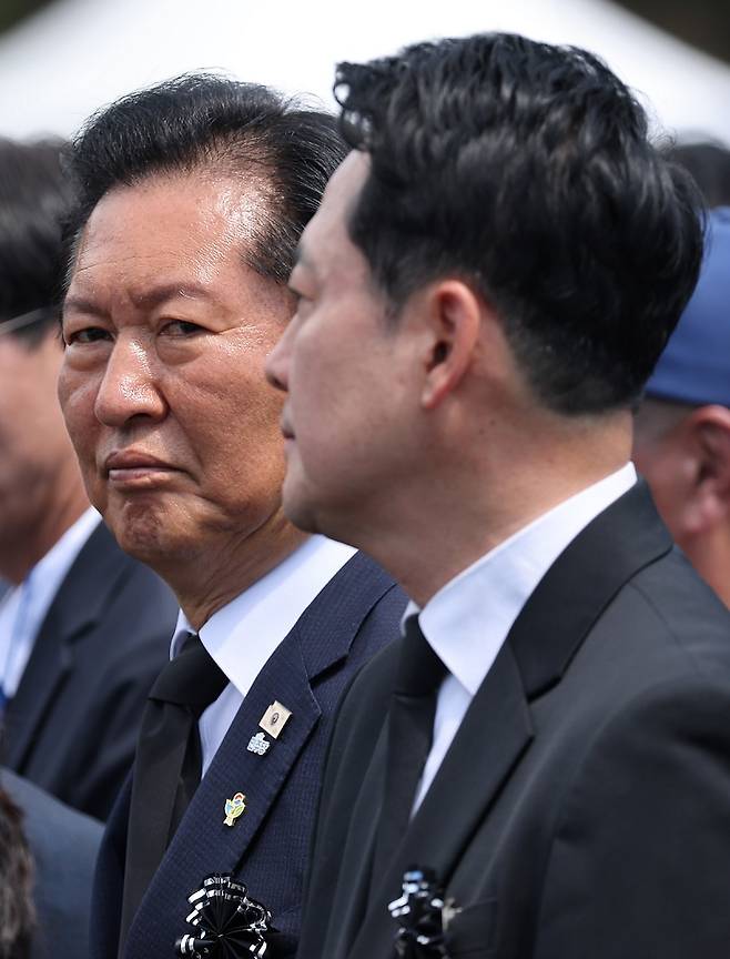 정청래 더불어민주당 대표와 장동혁 국민의힘 대표가 6일 서울 동작구 국립서울현충원에서 열린 제71회 현충일 추념식에 참석하고 있다. 사진=뉴시스