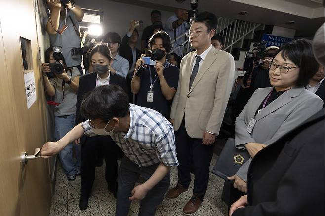 서울동부지방법원 관계자들이 지난 10일 서울 송파구 잠실7동 아파트 노인정에 도착해 현장 검증에 나서고 있다. (사진=연합뉴스)