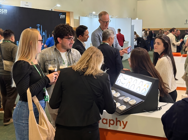 Visitors meet with Graphy representatives at the company's booth during EOS 2026 in Dublin, Ireland. (Source = Graphy)