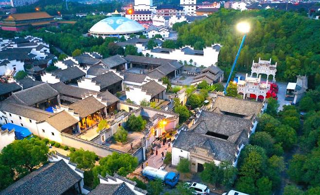 중국 동부 저장성 둥양시 헝디엔 월드 스튜디오에서 드라마 촬영이 진행 중이다. (사진=둥양시)