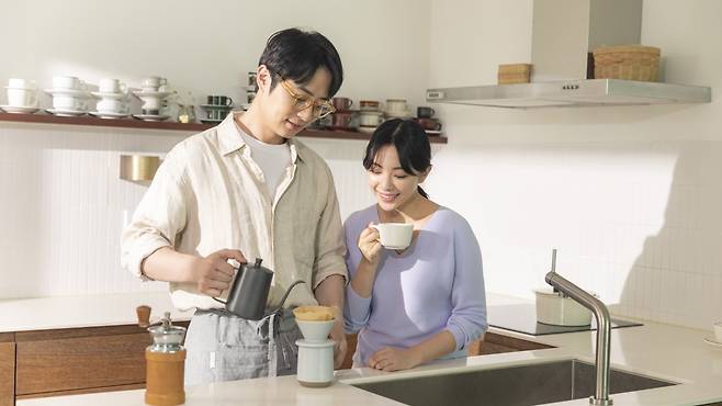 커피를 하루에 2~3잔 마시는 여성은 거의 마시지 않는 여성에 비해 우울증 위험이 낮다는 연구 결과가 나왔다 | 출처: 클립아트코리아