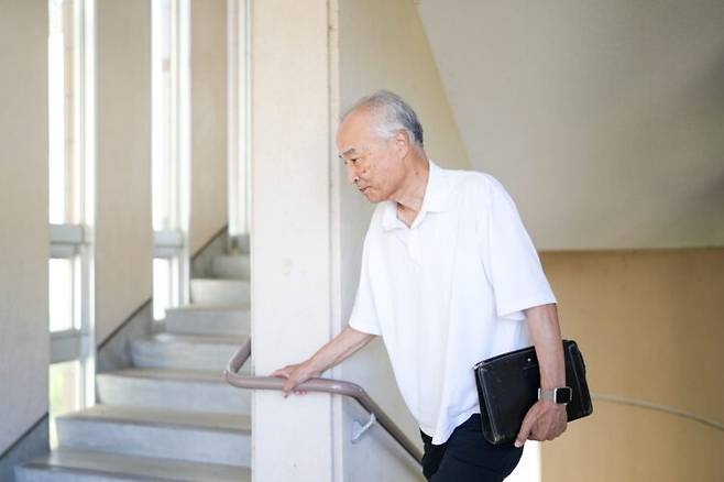 노년 남성이 계단 난간을 잡고 이동하고 있다. 미국 연구진은 하루 4분의 간단한 근력운동만으로도 이동능력과 균형능력 관련 지표가 개선될 수 있다고 보고했다. 사진=게티이미지뱅크
