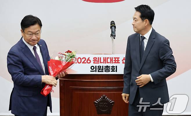 장동혁 국민의힘 대표가 10일 서울 여의도 국회에서 열린 국민의힘 원내대표 선출 의원총회에서 정점식 신임 원내대표에게 꽃다발을 전달하고 있다. (공동취재) 2026.6.10 ⓒ 뉴스1 신웅수 기자