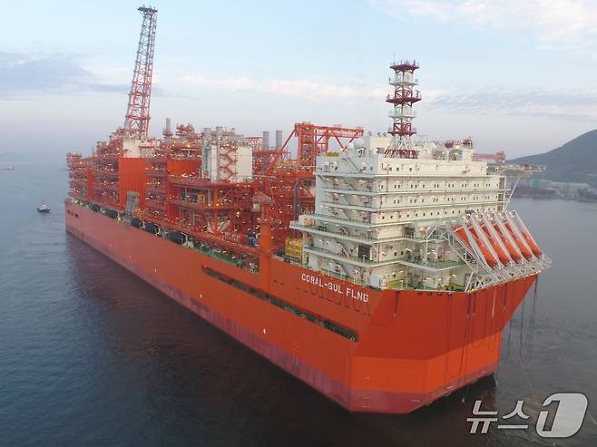 삼성중공업이 건조한 부유식 액화천연가스 생산설비(FLNG)의 모습(삼성중공업 제공).